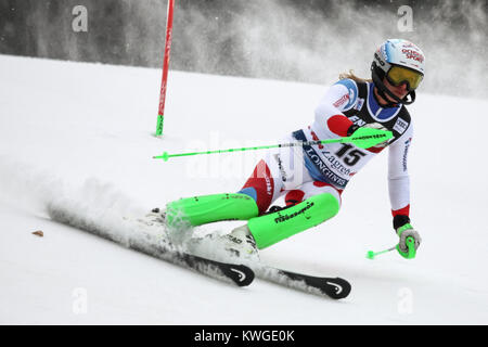 Zagreb, Kroatien. 03 Jan, 2018. Denise Feierabend von Sui konkurriert während des Audi FIS Alpine Ski World Cup Frauen Slalom, Snow Queen Trophy 2018 in Zagreb, Kroatien. Credit: Goran Jakuš/Alamy leben Nachrichten Stockfoto