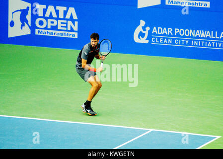 Pune, Indien. 2. Januar 2018. Robin Haase der Niederlande in Aktion in der ersten Runde der Konkurrenz Singles bei Tata Open Maharashtra am Mahalunge Balewadi Tennis Stadium in Pune, Indien. Credit: karunesh Johri/Alamy Leben Nachrichten. Stockfoto