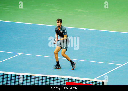 Pune, Indien. 2. Januar 2018. Robin Haase der Niederlande in Aktion in der ersten Runde der Konkurrenz Singles bei Tata Open Maharashtra am Mahalunge Balewadi Tennis Stadium in Pune, Indien. Credit: karunesh Johri/Alamy Leben Nachrichten. Stockfoto