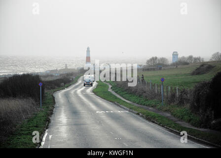 Portland Bill, Dorset. 3. Januar 2018 - schwache Sonne spiegelt sich die verregnete Straße nach Portland Bill, als Sturm Eleanor durch Gutschrift Pässe: stuart Hartmut Ost/Alamy leben Nachrichten Stockfoto