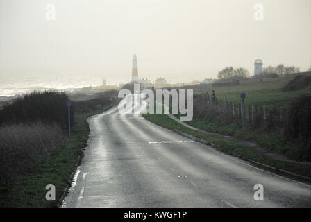 Portland Bill, Dorset. 3. Januar 2018 - schwache Sonne spiegelt sich die verregnete Straße nach Portland Bill, als Sturm Eleanor durch Gutschrift Pässe: stuart Hartmut Ost/Alamy leben Nachrichten Stockfoto