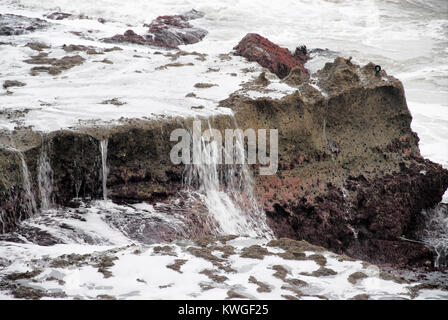 Portland Bill, Dorset. 3. Januar 2018-Wellen auf dem Kalksteinfelsen von Portland Bill als Sturm Eleanor zerschlägt die Küste Credit: stuart Hartmut Ost/Alamy leben Nachrichten Stockfoto