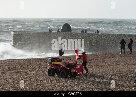 Brighton, East Sussex. 3. Januar 2018. UK Wetter. Sturm Eleanor hits Brighton Seafront bei Flut. Das Vereinigte Königreich hat gesehen, Windböen von bis zu 100 mph, Unterbrechungen und Überschwemmungen in vielen Küstengebieten. Eine gelbe Met Office Warnung vor starken Winden ist noch an Ort und Stelle für Brighton & Hove. Stockfoto