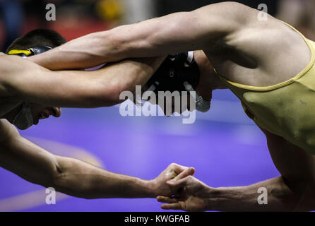 Februar 17, 2017 - Des Moines, Iowa, USA - Wilton's Bryce Oveson Greifer mit maquoketa's Valley Alec McDowell in seinem 1 einem Halbfinale bout während der Sitzung sechs der 2017 IHSAA State Wrestling Meisterschaften bei Wells Fargo Arena in Des Moines am Freitag, 17. Februar 2017. (Bild: © Andy Abeyta/Viererkabel - Zeiten über ZUMA Draht) Stockfoto