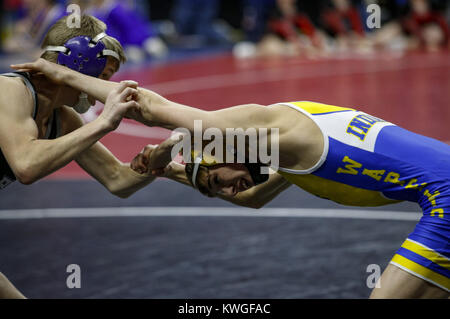 Februar 17, 2017 - Des Moines, Iowa, USA - wapello von Devon Meeker Greifer mit OA-BCIG ist Kurtis Krager in seinem 1 einem Halbfinale bout während der Sitzung sechs der 2017 IHSAA State Wrestling Meisterschaften bei Wells Fargo Arena in Des Moines am Freitag, 17. Februar 2017. (Bild: © Andy Abeyta/Viererkabel - Zeiten über ZUMA Draht) Stockfoto