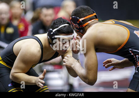 Februar 17, 2017 - Des Moines, Iowa, USA - bettendorf's Alex Lopez Gesichter Gegner Marcus Coleman von Ames in seiner 3A Viertelfinale Kampf während der Sitzung vier Der 2017 IHSAA State Wrestling Meisterschaften bei Wells Fargo Arena in Des Moines am Freitag, 17. Februar 2017. (Bild: © Andy Abeyta/Viererkabel - Zeiten über ZUMA Draht) Stockfoto