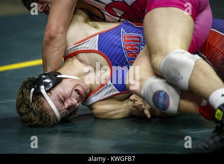 Februar 17, 2017 - Des Moines, Iowa, USA - Ballard John fulko Kämpfe an eine Pin zu vermeiden, indem die Vermutung von Julien Broderson in seiner 2A Viertelfinale Kampf während der Sitzung fünf der 2017 IHSAA State Wrestling Meisterschaften bei Wells Fargo Arena in Des Moines am Freitag, 17. Februar 2017. (Bild: © Andy Abeyta/Viererkabel - Zeiten über ZUMA Draht) Stockfoto