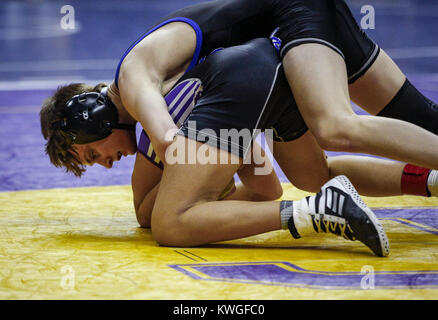 Februar 17, 2017 - Des Moines, Iowa, USA - Columbus' Jarod Kadel bekommt eine Vormerkung auf MOC-Floyd's Valley Johnny Hua in seiner 2A Viertelfinale Kampf während der Sitzung fünf der 2017 IHSAA State Wrestling Meisterschaften bei Wells Fargo Arena in Des Moines am Freitag, 17. Februar 2017. (Bild: © Andy Abeyta/Viererkabel - Zeiten über ZUMA Draht) Stockfoto