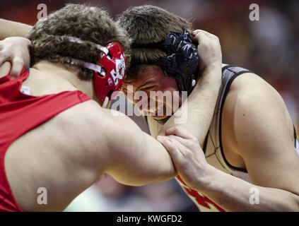 Februar 17, 2017 - Des Moines, Iowa, USA - Nord Scott Wyatt Wriedt Greifer mit Iowa City High Jordain Buckland in seiner 3A Viertelfinale Kampf während der Sitzung vier Der 2017 IHSAA State Wrestling Meisterschaften bei Wells Fargo Arena in Des Moines am Freitag, 17. Februar 2017. (Bild: © Andy Abeyta/Viererkabel - Zeiten über ZUMA Draht) Stockfoto