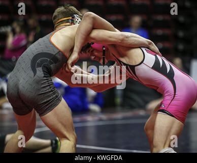 Februar 17, 2017 - Des Moines, Iowa, USA - die Vermutung von Julien Broderson Greifer mit Solon Trevor Nelson in seinem 2 einem Halbfinale bout während der Sitzung sechs der 2017 IHSAA State Wrestling Meisterschaften bei Wells Fargo Arena in Des Moines am Freitag, 17. Februar 2017. (Bild: © Andy Abeyta/Viererkabel - Zeiten über ZUMA Draht) Stockfoto