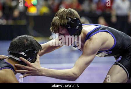 Februar 17, 2017 - Des Moines, Iowa, USA - Columbus' Jarod Kadel Greifer mit MOC-Floyd's Valley Johnny Hua in seiner 2A Viertelfinale Kampf während der Sitzung fünf der 2017 IHSAA State Wrestling Meisterschaften bei Wells Fargo Arena in Des Moines am Freitag, 17. Februar 2017. (Bild: © Andy Abeyta/Viererkabel - Zeiten über ZUMA Draht) Stockfoto