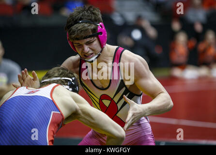 Februar 17, 2017 - Des Moines, Iowa, USA - die Vermutung von Julien Broderson Gesichter Gegner John fulko von Ballard in seiner 2A Viertelfinale Kampf während der Sitzung fünf der 2017 IHSAA State Wrestling Meisterschaften bei Wells Fargo Arena in Des Moines am Freitag, 17. Februar 2017. (Bild: © Andy Abeyta/Viererkabel - Zeiten über ZUMA Draht) Stockfoto