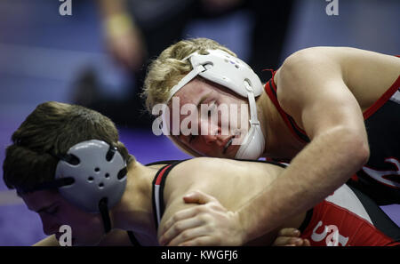 Februar 17, 2017 - Des Moines, Iowa, USA - die Vermutung von Matt Robertson ergreift einen auf neuen Hampton's Noah Fye in seinem 2 einem Halbfinale bout während der Sitzung sechs der 2017 IHSAA State Wrestling Meisterschaften bei Wells Fargo Arena in Des Moines am Freitag, 17. Februar 2017. (Bild: © Andy Abeyta/Viererkabel - Zeiten über ZUMA Draht) Stockfoto