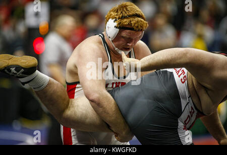 Februar 17, 2017 - Des Moines, Iowa, USA - Clintons Tyler Clark hebt Western Dubuque Aaron Costello in seiner 3A Viertelfinale Kampf während der Sitzung vier Der 2017 IHSAA State Wrestling Meisterschaften bei Wells Fargo Arena in Des Moines am Freitag, 17. Februar 2017. (Bild: © Andy Abeyta/Viererkabel - Zeiten über ZUMA Draht) Stockfoto