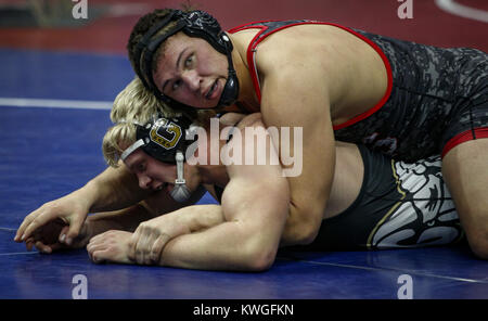 Februar 17, 2017 - Des Moines, Iowa, USA - Nord Scott Wyatt Wriedt schaut auf die Uhr während wrestling Glenwood's Zach Haggstrom in seiner 3A Halbfinale bout während der Sitzung fünf der 2017 IHSAA State Wrestling Meisterschaften bei Wells Fargo Arena in Des Moines am Freitag, 17. Februar 2017. (Bild: © Andy Abeyta/Viererkabel - Zeiten über ZUMA Draht) Stockfoto