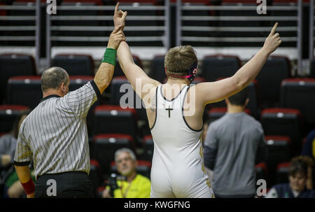 Februar 17, 2017 - Des Moines, Iowa, USA - die Vermutung von Noah Broderson feiert er seinen 2A Viertelfinale Kampf gegen neue Hampton's Noah Hopp während der Sitzung fünf der 2017 IHSAA State Wrestling Meisterschaften bei Wells Fargo Arena in Des Moines am Freitag, 17. Februar 2017. (Bild: © Andy Abeyta/Viererkabel - Zeiten über ZUMA Draht) Stockfoto