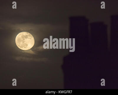 Sheerness, Kent, Großbritannien. 3 Jan, 2017. UK Wetter: Die 98 % Vollmond steigt über Sheerness an einem kalten Abend. Credit: James Bell/Alamy leben Nachrichten Stockfoto