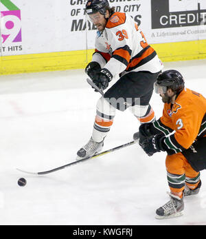 Moline, Iowa, USA. 22 Apr, 2017. Viererkabel - Stockente ist Mike Wilson lenkt den Puck als Fort Wayne's Trevor Wange nimmt einen Schuß, Samstag, 22. April 2017, während der ersten Periode von Spiel fünf am iWireless Center, Moline. Quelle: John Schultz/Viererkabel - Zeiten/ZUMA Draht/Alamy leben Nachrichten Stockfoto