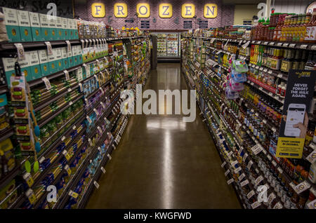 Davenport, Iowa, USA. 25 Apr, 2017. Eine gefüllte Gang bei frischem Thymian Lebensmittelgeschäft in Davenport ist am Dienstag, 25. April 2017. Der neue Store, der Gesundheit und ökologische Erzeugnisse und Lebensmittel verkauft, öffnet am Mittwoch um 7:00 Uhr die Lage der 59. Position zu markieren, wird nach dem ersten Store vor etwas mehr als drei Jahren öffnen. Sie beabsichtigt, bis Ende 2017 auf über 70 Geschäfte offen haben. Credit: Andy Abeyta, Viererkabel - Zeiten/Viererkabel - Zeiten/ZUMA Draht/Alamy leben Nachrichten Stockfoto