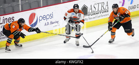 April 22, 2017 - Moline, Iowa, USA - Fort Wayne's Trevor Wange steuert den Puck, als er Skates zwischen Viererkabel - Stockente ist Alex Petan (8) und Chris Francis (12), Samstag, 22. April 2017, während der ersten Periode von Spiel fünf am iWireless Center, Moline. (Bild: © John Schultz/Viererkabel - Zeiten über ZUMA Draht) Stockfoto