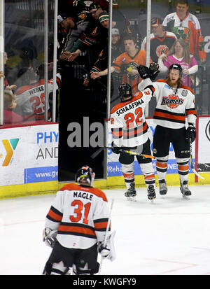 Moline, Iowa, USA. 22 Apr, 2017. Fort Wayne Komets Cody Sol's High-5 Teamkollege Jamie Schaafsma, wie Sie das Eis verlassen, Samstag, 22. April 2017, nach dem gewinn spiel Fünf 3-2 gegen die Viererkabel - Stockenten und die besten sieben Serie 4-1. Quelle: John Schultz/Viererkabel - Zeiten/ZUMA Draht/Alamy leben Nachrichten Stockfoto