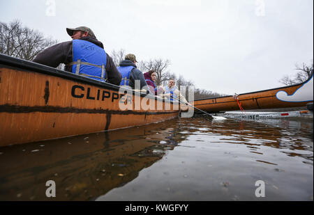 Camanche, Iowa, USA. 29 Mär, 2017. Naturforscher Chuck Jacobsen, hinten, schiebt sich von Ufer mit seinen Kollegen auf dem Schricker Slough für die Jungfernfahrt eines Ihrer neuen Kanus in Rock Creek Marina und Campingplatz in Camanche am Mittwoch, 29. März 2017. Clinton County Erhaltung vor kurzem erwarb zwei 29-Fuß-Kevlar Kanus, die der Öffentlichkeit für Vermietungen in diesem Frühjahr erhältlich sein wird. Die Kanus kam von der Vancouver, British Columbia in Kanada und kann bis zu 14 Passagiere. Credit: Andy Abeyta, Viererkabel - Zeiten/Viererkabel - Zeiten/ZUMA Draht/Alamy leben Nachrichten Stockfoto