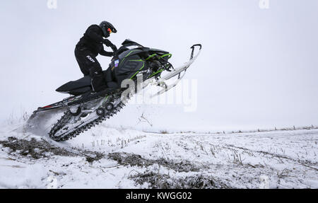 Davenport, Iowa, USA. 13 Mär, 2017. Conor Flaherty, Präsident von Scott County Sno-Seekers, springt seine Arctic Cat Motorschlitten beim Reiten auf einem privaten Grundstück in Dixon am Montag, 13. März 2017. Ein paar Scott County Sno-Seekers Mitglieder zusammen, um für das, was die letzte Fahrt von einer spärlichen Schnee Saison werden könnte. Davenport erhalten nur über fünf Zentimeter Schnee über Nacht und den ganzen Tag Montag, einen kleinen Betrag für die Sno-Seekers, aber genug für das Letzte Hurra. Credit: Andy Abeyta/Viererkabel - Zeiten/ZUMA Draht/Alamy leben Nachrichten Stockfoto