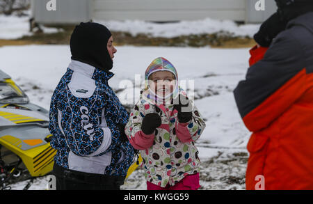 Davenport, Iowa, USA. 13 Mär, 2017. Morgan Toft, 3, Lächeln, nachdem ihre Mutter, Lisa, hilft Ihr tragen Helm nach dem Reiten Motorschlitten in Dixon am Montag, 13. März 2017. Ein paar Scott County Sno-Seekers Mitglieder zusammen, um für das, was die letzte Fahrt von einer spärlichen Schnee Saison werden könnte. Davenport erhalten nur über fünf Zentimeter Schnee über Nacht und den ganzen Tag Montag, einen kleinen Betrag für die Sno-Seekers, aber genug für das Letzte Hurra. Credit: Andy Abeyta/Viererkabel - Zeiten/ZUMA Draht/Alamy leben Nachrichten Stockfoto