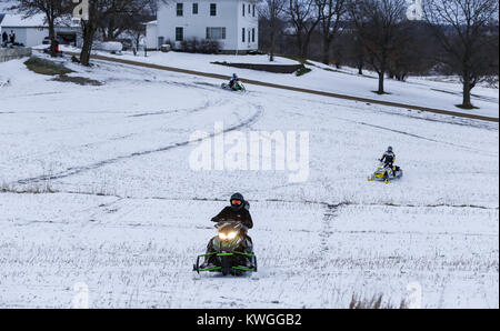 Davenport, Iowa, USA. 13 Mär, 2017. Conor Flaherty, Präsident von Scott County Sno-Seekers, Mitte und J.J. Wilkins von Bettendorf, rechts, fahren über ein Feld auf einem privaten Grundstück in Dixon am Montag, 13. März 2017. Ein paar Scott County Sno-Seekers Mitglieder zusammen, um für das, was die letzte Fahrt von einer spärlichen Schnee Saison werden könnte. Davenport erhalten nur über fünf Zentimeter Schnee über Nacht und den ganzen Tag Montag, einen kleinen Betrag für die Sno-Seekers, aber genug für das Letzte Hurra. Credit: Andy Abeyta/Viererkabel - Zeiten/ZUMA Draht/Alamy leben Nachrichten Stockfoto