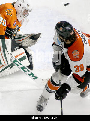 Moline, Iowa, USA. 22 Apr, 2017. Fort Wayne's Trevor Wange blickt zurück Viererkabel - Stockente ist goalie C.J. zu sehen Motte seinen Schuss, Samstag, 22. April 2017, während der ersten Periode von Spiel fünf Block an der iWireless Center, Moline. Quelle: John Schultz/Viererkabel - Zeiten/ZUMA Draht/Alamy leben Nachrichten Stockfoto