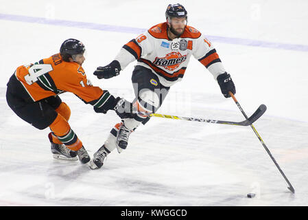 Moline, Iowa, USA. 22 Apr, 2017. Viererkabel - Stockente ist Gant Arnold und Fort Wayne's Shawn Szydlowski Kampf um den Puck, Samstag, 22. April 2017, während der ersten Periode von Spiel fünf am iWireless Center, Moline. Quelle: John Schultz/Viererkabel - Zeiten/ZUMA Draht/Alamy leben Nachrichten Stockfoto