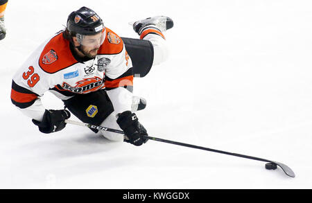 Moline, Iowa, USA. 22 Apr, 2017. Fort Wayne's Trevor Wange schießt den Puck, als er auf dem Eis, Samstag, 22. April 2017 fällt, während der ersten Periode gegen das Viererkabel - Stockenten in Spiel fünf am iWireless Center, Moline. Quelle: John Schultz/Viererkabel - Zeiten/ZUMA Draht/Alamy leben Nachrichten Stockfoto