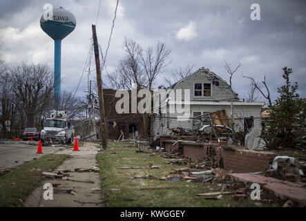 Naplate, Iowa, USA. 1 Mär, 2017. Ein Blick hinunter Centre Street zeigt Ablagerungen in der Nähe der 19. Straße verstreut in Naplate am Mittwoch, 1. März 2017. Der Dienstag Nacht Tornado zerrissen durch benachbarte Städte in LaSalle County. Laut Einheimischen, der Tornado zog durch die Gegend um 17.00 Uhr dauern nur eine Sache von Sekunden. Credit: Andy Abeyta/Viererkabel - Zeiten/ZUMA Draht/Alamy leben Nachrichten Stockfoto