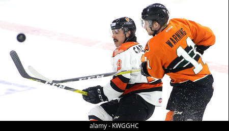 Moline, Iowa, USA. 22 Apr, 2017. Fort Wayne ist Mike Cazzola und Viererkabel - Stockente Sams Warnung Kampf um den Puck, Samstag, 22. April 2017, während der ersten Periode von Spiel fünf am iWireless Center, Moline. Quelle: John Schultz/Viererkabel - Zeiten/ZUMA Draht/Alamy leben Nachrichten Stockfoto