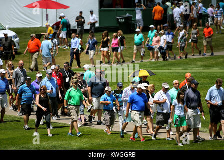 Silvis, Iowa, USA. 14. Juli 2017. Golf-Fans Fuß auf dem neunten Fairway nach Ryan Moore und seine Gruppe, Freitag, 14. Juli 2017, während der zweite Runde Aktion des John Deere Classic beim TPC Deere Run in Silvis. Bildnachweis: John Schultz/Quad-Stadt-Zeiten / ZUMA Draht/Alamy Live News Stockfoto