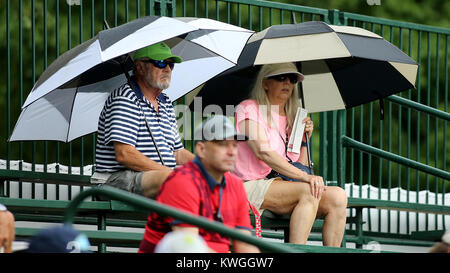 Silvis, Iowa, USA. 12. Juli 2017. Fans sitzen unter ihren Sonnenschirmen und ehemaligen Uhr drei Mal John Deere Classic Champion Steve Stricker Ansatz der fünften grün, Mittwoch, 12. Juli 2017, während die John Deere Classic pro-am in TPC Deere Run in Silvis. Bildnachweis: John Schultz/Quad-Stadt-Zeiten / ZUMA Draht/Alamy Live News Stockfoto