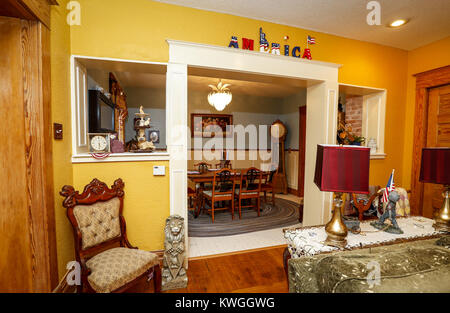 Davenport, Iowa, USA. 2. Aug 2016. Die Buekenhorst Speisesaal ist durch eine Kolonnade Wand von der Familie Zimmer ihres Hauses im walcott am Dienstag, August 2 2016 gesehen. Die beiden Räume verwendet, um durch eine feste Wand, die entfernt wurde ein offeneres Gefühl zu erstellen getrennt werden, wodurch mehr Licht zwischen den beiden Zimmern. Credit: Andy Abeyta/Viererkabel - Zeiten/ZUMA Draht/Alamy leben Nachrichten Stockfoto