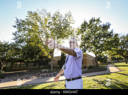 Davenport, Iowa, USA. 5. Okt 2016. Principal John Kain zeigt auf, wo die Vorderseite der Schule bei Grant Wood Volksschule in Bettendorf Mittwoch, 5. Oktober 2016 erweitert. Die Schule konsequent drehen müssen Studenten in ihrer Region als es bereits seine Kapazität von 375 Studenten hat. Die Schule hofft Boden am 1. April für das, was zu einer 18-monatigen Renovierung und Erweiterung Projekt, die letztlich die Kapazität der Schule auf 454 Studenten erweitern vorgeschlagen wird, zu brechen. Credit: Andy Abeyta/Viererkabel - Zeiten/ZUMA Draht/Alamy leben Nachrichten Stockfoto