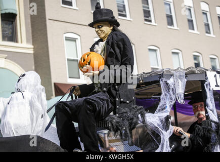 Davenport, Iowa, USA. 29 Okt, 2016. Dekorationen sind auf einem Leichenwagen themed Halloween Parade Anzeige entlang West 3rd Street in der Innenstadt von Davenport am Samstag, 29 Oktober, 2016 gesehen. Credit: Andy Abeyta/Viererkabel - Zeiten/ZUMA Draht/Alamy leben Nachrichten Stockfoto