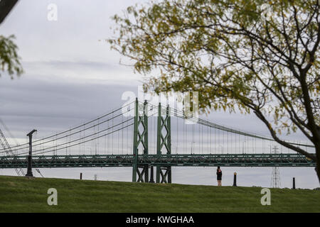 Bettendorf, Iowa, USA. 5. Okt 2017. Die Arbeit geht weiter auf die Interstate 74 bridge Projekt in Bettendorf am Donnerstag, 5. Oktober 2017. Credit: Andy Abeyta, Viererkabel - Zeiten/Viererkabel - Zeiten/ZUMA Draht/Alamy leben Nachrichten Stockfoto