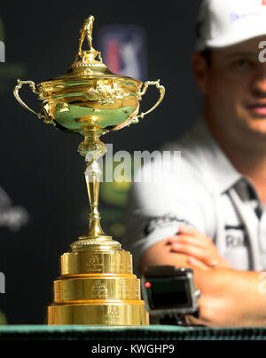 Silvis, Iowa, USA. 10. Juli 2017. Der Ryder Cup sitzt auf dem Tisch neben Zach Johnson, Dienstag, 11. Juli 2017, im Medienraum im Rahmen einer Pressekonferenz am TPC Deere Durchlauf in Silvis. Bildnachweis: John Schultz/Quad-Stadt-Zeiten / ZUMA Draht/Alamy Live News Stockfoto