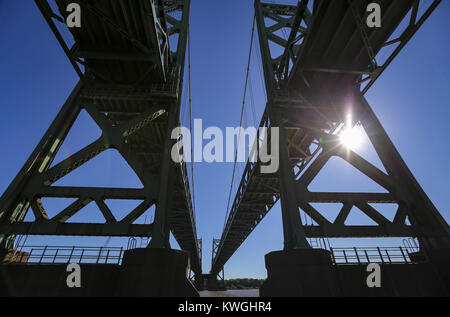 Moline, Iowa, USA. 16 Okt, 2017. Die Interstate 74 Brücken aus auf dem Mississippi Fluss in Moline am Montag, den 16. Oktober 2017 gesehen. Credit: Andy Abeyta/Viererkabel - Zeiten/ZUMA Draht/Alamy leben Nachrichten Stockfoto