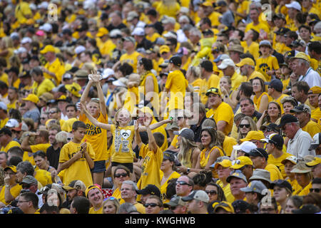 Iowa City, Iowa, USA. 16 Sep, 2017. Iowa Hawkeyes Fans jubeln für Ihre Mannschaft im zweiten Quartal ihr Spiel am Kinnick Stadium in Iowa City am Samstag, den 16. September 2017. Credit: Andy Abeyta, Viererkabel - Zeiten/Viererkabel - Zeiten/ZUMA Draht/Alamy leben Nachrichten Stockfoto