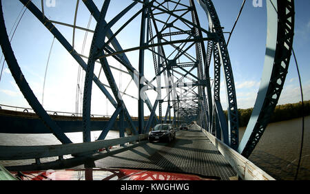 Savanne, Iowa, USA. 21 Okt, 2017. Über die alte Savanne/Sabula Brücke Cruzin, Samstag, Oktober 21, 2017, als Teil der Brücke fest und der letzte Fahrt über den Mississippi River zwischen den beiden Städten. Die alte Brücke, die 1930 erbaut wurde, ist für den Abriss, wenn die neue Brücke öffnet schiefergedeckt. Quelle: John Schultz/Viererkabel - Zeiten/ZUMA Draht/Alamy leben Nachrichten Stockfoto