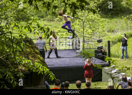 Maquoketa, Iowa, USA. 27 Mai, 2017. Das Scott County Wrestling Krotch springt von der Seile wrester Vilhelm Amery an Kabeljau Hohl in Maquoketa am Samstag, den 27. Mai 2017 zu schlagen. Ein paar hundert Leute, 40 Comedians, fünf musikalischen Taten und ein professionelles Wrestling Team überflutet Kabeljau hohlen Scheune am Freitag und Samstag für die Eröffnungs-spannschloß Festival. Credit: Andy Abeyta, Viererkabel - Zeiten/Viererkabel - Zeiten/ZUMA Draht/Alamy leben Nachrichten Stockfoto