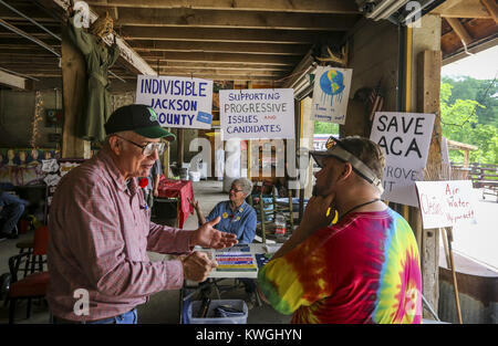 Maquoketa, Iowa, USA. 27 Mai, 2017. Politische Aktivisten sind zu sehen auf der Codfish Hohl in Maquoketa am Samstag, den 27. Mai 2017 festgelegt. Ein paar hundert Leute, 40 Comedians, fünf musikalischen Taten und ein professionelles Wrestling Team überflutet Kabeljau hohlen Scheune am Freitag und Samstag für die Eröffnungs-spannschloß Festival. Credit: Andy Abeyta, Viererkabel - Zeiten/Viererkabel - Zeiten/ZUMA Draht/Alamy leben Nachrichten Stockfoto