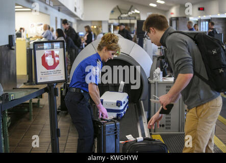 Moline, Iowa, USA. 18 Okt, 2017. Transportation Security Administration Agent, Vicki, erhält Reisegepäck von Passagieren am Viererkabel - International Airport in Moline am Mittwoch, 18. Oktober 2017 überprüft. Credit: Andy Abeyta/Viererkabel - Zeiten/ZUMA Draht/Alamy leben Nachrichten Stockfoto