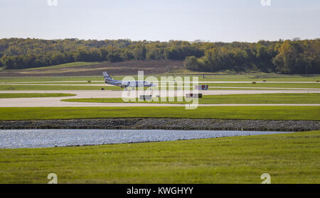 Moline, Iowa, USA. 18 Okt, 2017. Eine private Jet landet auf der Viererkabel - International Airport in Moline am Mittwoch, 18. Oktober 2017. Credit: Andy Abeyta/Viererkabel - Zeiten/ZUMA Draht/Alamy leben Nachrichten Stockfoto