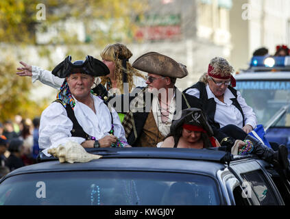 Davenport, Iowa, USA. 29 Okt, 2016. Eine Limousine, die Piraten durch die Halloween Parade entlang West 3rd Street in der Innenstadt von Davenport am Samstag, 29. Oktober 2016. Credit: Andy Abeyta/Viererkabel - Zeiten/ZUMA Draht/Alamy leben Nachrichten Stockfoto