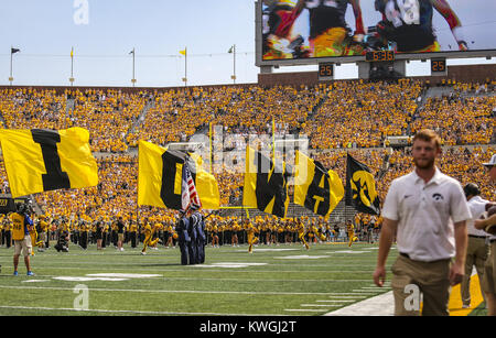 Iowa City, Iowa, USA. 16 Sep, 2017. Iowa Hawkeyes das Feld nehmen, bevor Ihr Spiel am Kinnick Stadium in Iowa City am Samstag, den 16. September 2017. Credit: Andy Abeyta, Viererkabel - Zeiten/Viererkabel - Zeiten/ZUMA Draht/Alamy leben Nachrichten Stockfoto